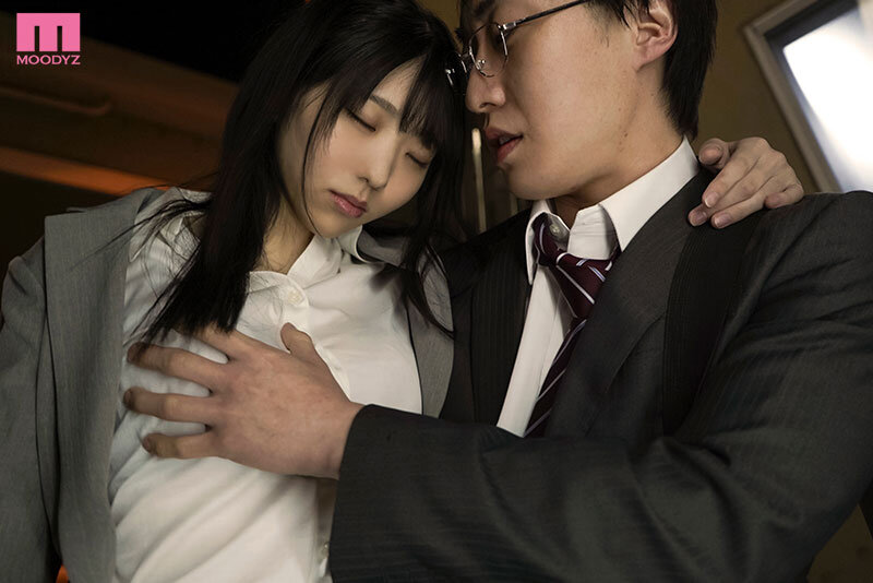 出張先のホテルで嫌悪感を抱くセクハラ上司に相部屋にさせられて…絶倫性交&指マンがストライクすぎて堕とされた私 百田光希 1枚目