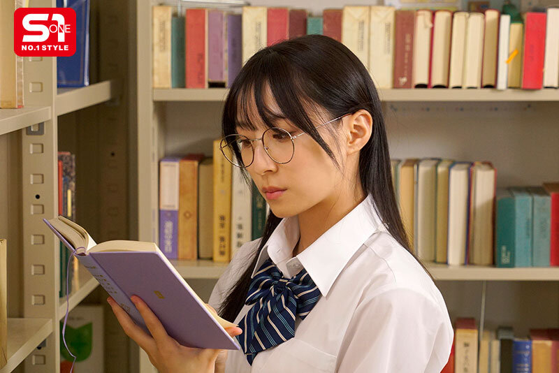 無口で大人しい女生徒になら何しても許してくれるっしょ。教師の俺は陰キャ可愛い図書委員を犯●てイカせまくった。 新木希空 2枚目