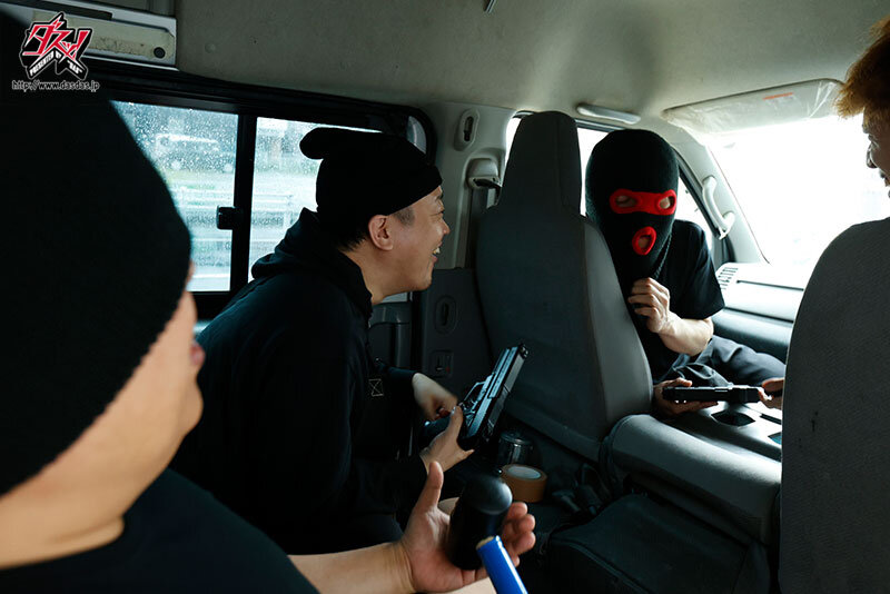 誰もが羨むボクの美乳妻に理性を失った銀行強盗は一日中イラマ輪●し続けた。 二葉エマ 1枚目