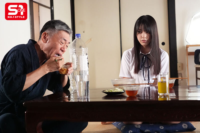 反抗期の私が今ではお義父さんのお薬(※強力媚薬)とオチンチンなしでは生きていけない。まだ女子●生の連子をキメセク中毒にした歪んだ義父の性欲 浅野こころ 1枚目